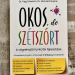 Okos, de szétszórt
