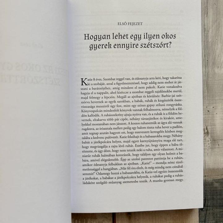 Okos, de szétszórt